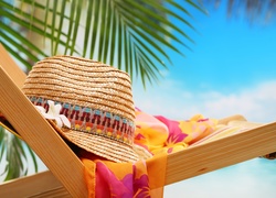 Hamak i kapelusz pod palmą na plaży