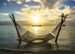 Hamak przy brzegu plaży Le Morne Beach na Mauritiusie