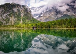 Hangar na łodzie pod drzewami nad jeziorem Konigssee