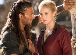 Hannah New i Zach McGowan w scenie z przygodowego serialu Piraci