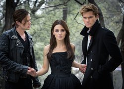 Harrison Gilbertson z Jeremy Irvine i Addison Timlin z filmu Upadli