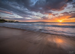 Hawajska plaża nad oceanem o zachodzie słońca