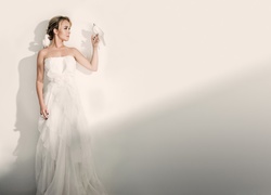 Hayden Panettiere w sukni ślubnej i gołębie