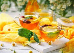 Herbata z cytryną i listkami mięty w filiżankach