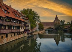 Historyczny most i domy nad rzeką Pegnitz w Norymbergii