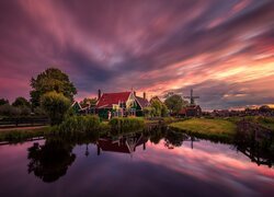 Holenderski Skansen Zaanse Schans pod kolorowym niebem zachodzącego słońca