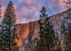 Horsetail Fall oświetlony przez zachód słońca