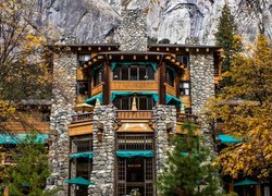 Hotel Ahwahnee, Jesień, Drzewa, Skały, Park Narodowy Yosemite, Kalifornia, Stany Zjednoczone