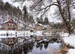 Zima, Śnieg, Rzeka Bode, Most, Domy, Drzewa, Hotel Bodeblick, Treseburg, Saksonia-Anhalt, Niemcy