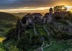 Francja, Rejon Burgundia-Franche-Comte, Chateau-Chalon, Hotel, Relais des Abbesses, Zachód słońca, Wzgórza, Drzewa, Pola