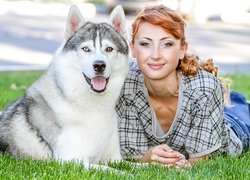 Husky syberyjski i dziewczyna