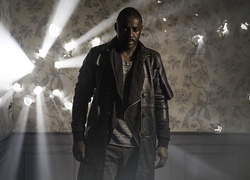 Idris Elba jako inspektor John Luther w serialu Luther