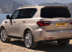 Infiniti QX80 tył