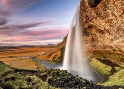 Islandzki wodospad Seljalandsfoss wpadający do rzeki