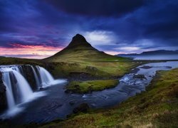 Islandzki wodospad u podnóża góry Kirkjufell na półwyspie Snæfellsnes