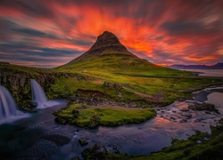 Islandzkie wodospady z górą Kirkjufell w tle o zachodzie słońca