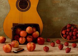 Jabłka i truskawki obok gitary