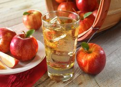 Jabłka obok szklanki z sokiem