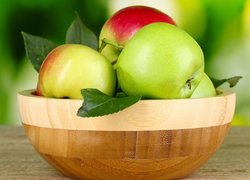 Jabłka w drewnianej misce