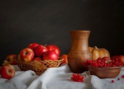 Jabłka w koszyku w kompozycji z wazonem i dynią