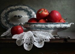Jabłka w porcelanowej wazie