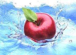 Jabłko wrzucone do wody