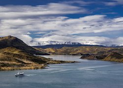 Jezioro Lake Pehoe, Jacht, Park Narodowy Torres del Paine, Góry Cordillera del Paine, Chile