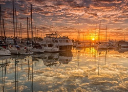 Jachty na wodach przybrzeżnych San Diego w Kalifornii o wschodzie słońca