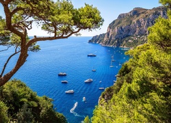 Jachty na wodach zatoki Marina Piccola u wybrzeży Capri