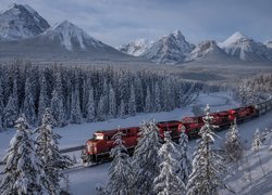 Jadący pociąg wzdłuż rzeki Bow River