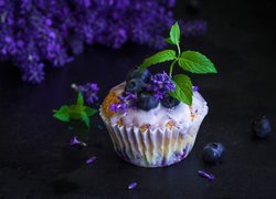 Jagodowa muffinka z listkiem mięty