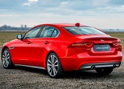 Czerwony, Jaguar XE 300 Sport, Tył