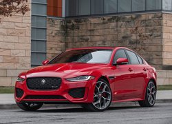 Czerwony, Jaguar XE, Budynek