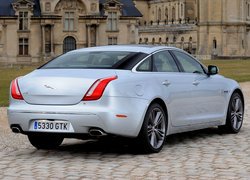 Jaguar XJ tyłem