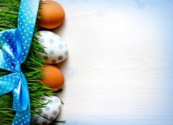 Jajka pod trawką z niebieską wstążką