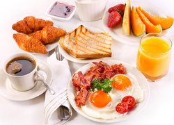 Śniadanie, Jajka, Sadzone, Boczek, Sztućce, Kawa, Sok,  Rogaliki, owoce