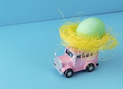 Jajko w gniazdku na samochodziku