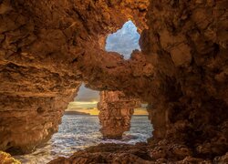 Jaskinia i skały na brzegu morza