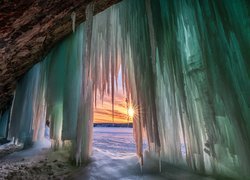 Jaskinia lodowa Grand Island Ice Caves w Michigan