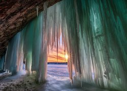 Stany Zjednoczone, Michigan, Munising, Grand Island, Jaskinia, Lodowa, Sople, Zima, Promienie słońca