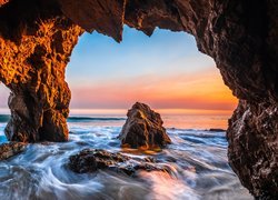 Morze, Fale, Jaskinia, Plaża El Matador Beach, Skały, Zachód słońca, Malibu, Hrabstwo Los Angeles, Kalifornia, Stany Zjednoczone