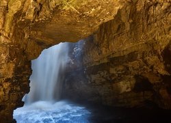Jaskinia Smoo Cave i wodospad w tle