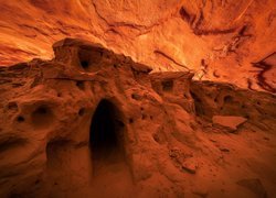 Jaskinia w czerwonych skałach kanionu Glen Canyon