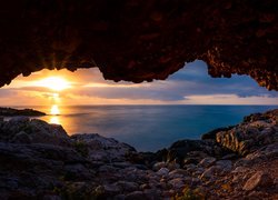 Jaskinia z widokiem na wschód słońca nad morzem