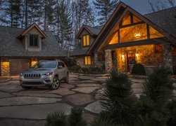 Jeep Cherokee Limited przed domem