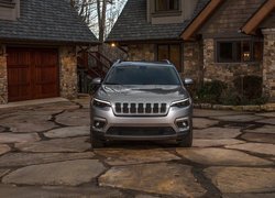 Jeep Cherokee przed domem