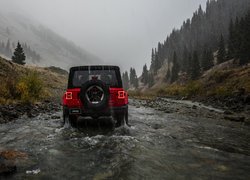 Jeep Wrangler Rubicon w rzece