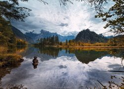 Jezioro Almsee, Jesień, Drzewa, Góry, Totes Gebirge, Wzgórza, Austria