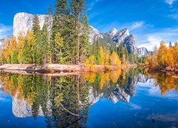 Stany Zjednoczone, Kalifornia, Park Narodowy Yosemite, Jesień, Rzeka Merced, Drzewa, Góry, Skały
