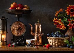 Jesienna kompozycja z owocami i bukietem słoneczników